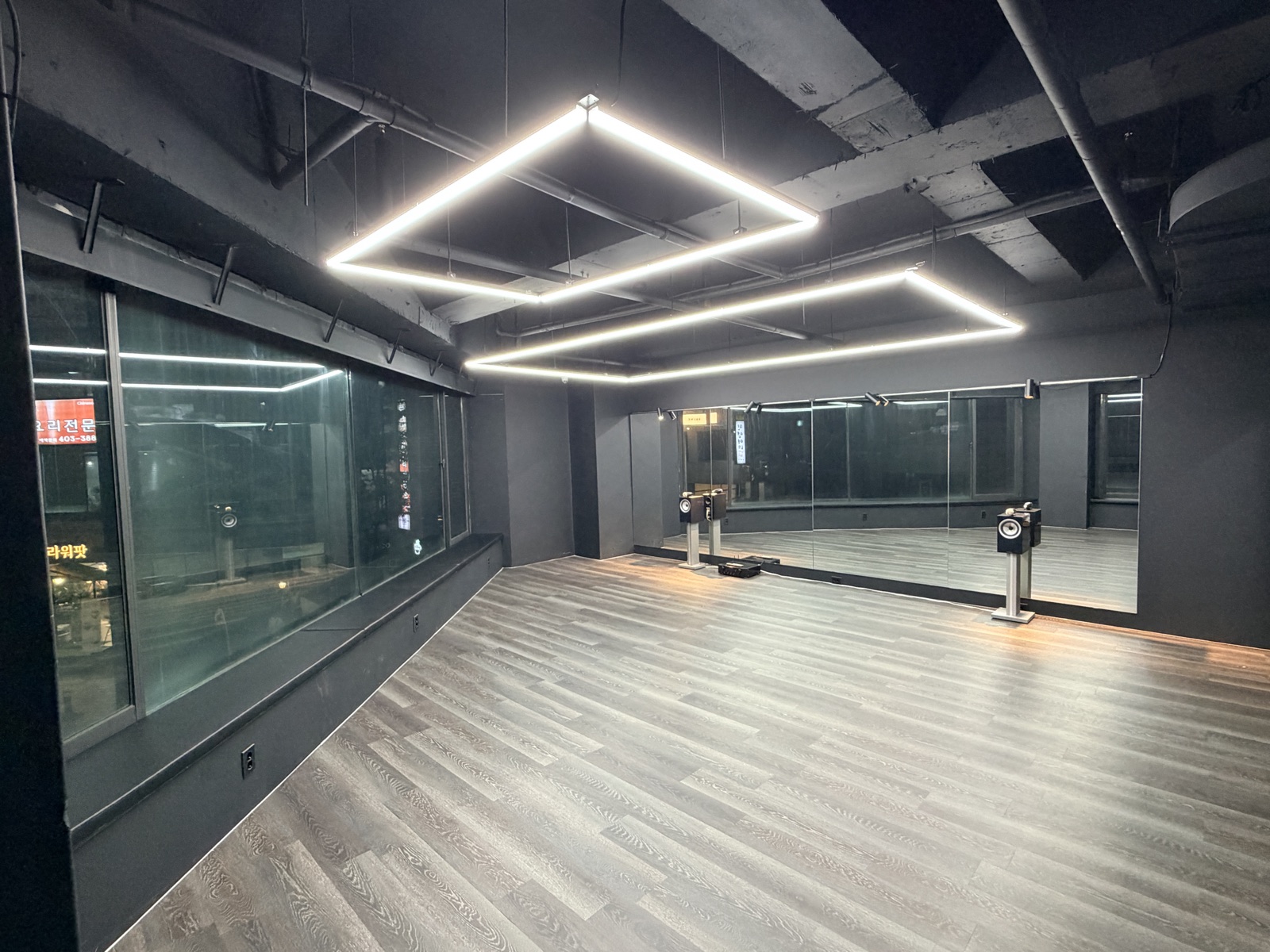 IMP DANCE STUDIO 라인조명 연습실 · 전면 거울